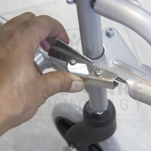 Silla sanitaria con accesorios removibles FS692