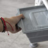 SILLA SANITARIA EN ALUMINIO CON ASIENTO BLANDO FS7992L - Imagen 4